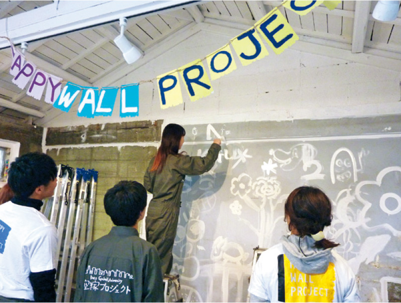 関東学院大学の学生による「KGUプロジェクト」（ハッピーウォールプロジェクト恒例、ペイント前のお絵かきの様子）