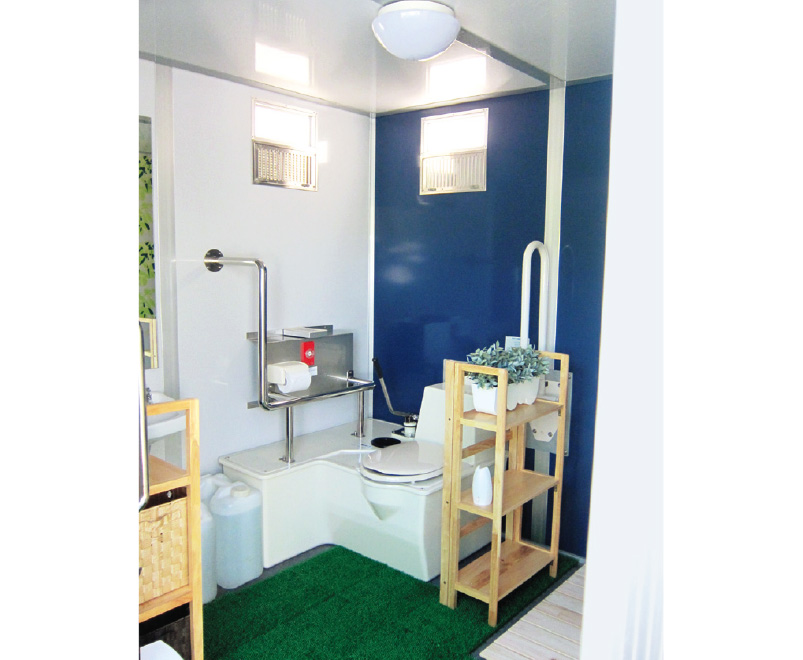現場の一角に設営されているトイレの内部。広々と清潔な空間なので更衣室としても兼用できる。