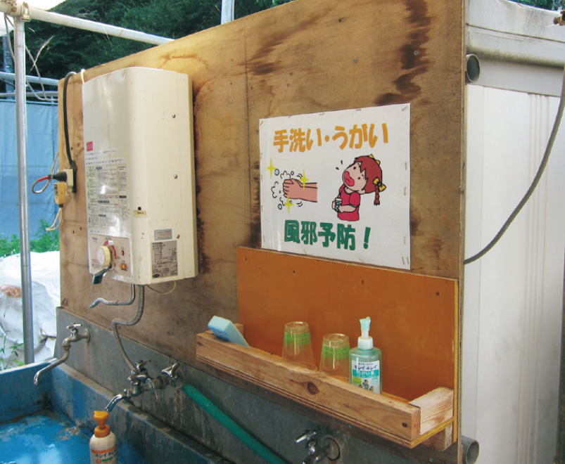 伊集院さん作成のポスターが貼られている手洗い場。女性ならではのきめ細かさが現場に清潔感を呼ぶ。