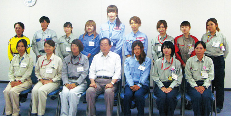 【写真1】 太田国土交通大臣（当時）となでしこ工事チーム