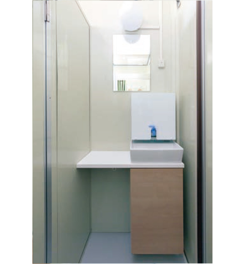 【写真4】カウンター付手洗器と鏡、収納スペースを確保