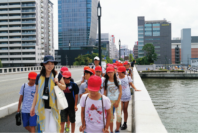 地元の小学校の総合学習（萬代橋を渡る様子）