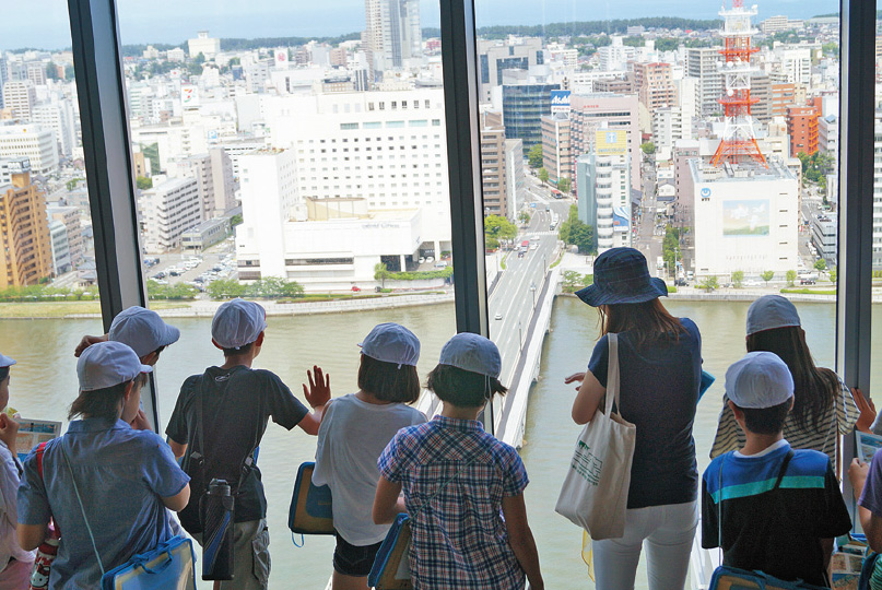 地元の小学校の総合学習（展望広場から橋と川とまちについて説明）