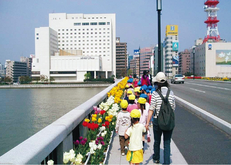 【写真4】市民に愛される萬代橋(チューリップフェスティバル)