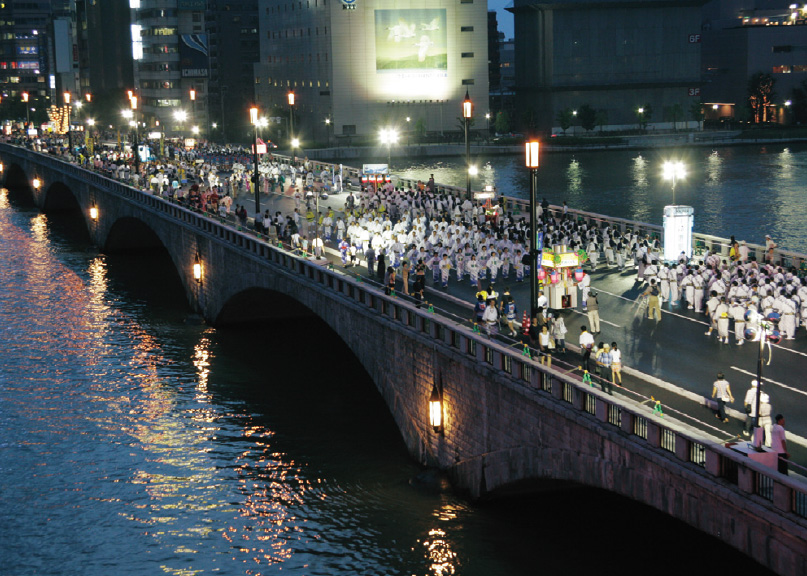 【写真5】市民に愛される萬代橋（新潟まつり代民謡流し）