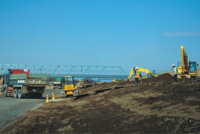 今年5月末の完成を目指して工事が進む堤防強化対策整備の現場