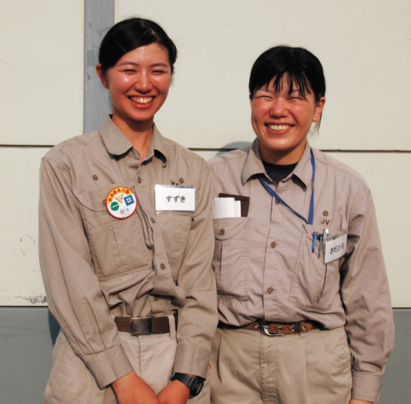 女性技術者の鈴木さん（左）と貞廣さん（右）。鈴木さんは測量補助や現場の写真管理などをこなしている。貞廣さんは複数の現場を経験した後、ジョブローテーションでこの現場の現場監督に。