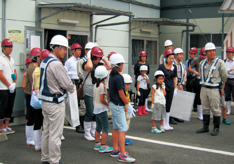  緊張した面持ちの子供たち。いよいよ現場へ出発です。