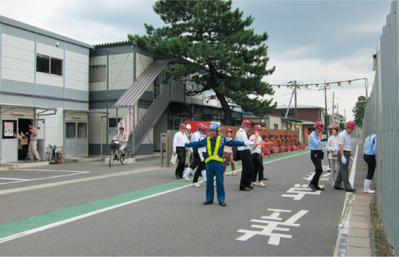  道路を挟んで現場事務所正面が現場入口。 