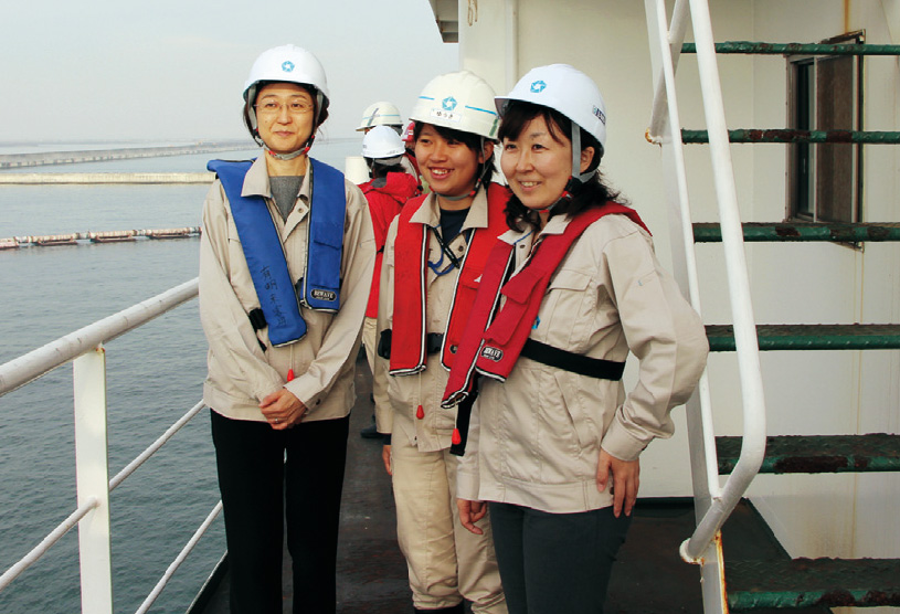 結城さんを真ん中に、向かって右が五洋建設の土木設計部課長の大島香織さん。左が土木企画部主任の原田千秋さん