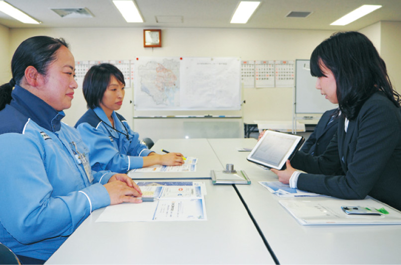 田中さんの技術提案の説明を受ける、東京都下水道局みやぎ水再生センターの村田悠さん、尾崎貴子さん（手前）