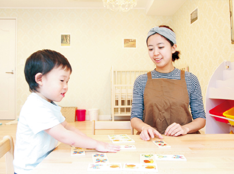 事務と保育をかけ持つ女性社員