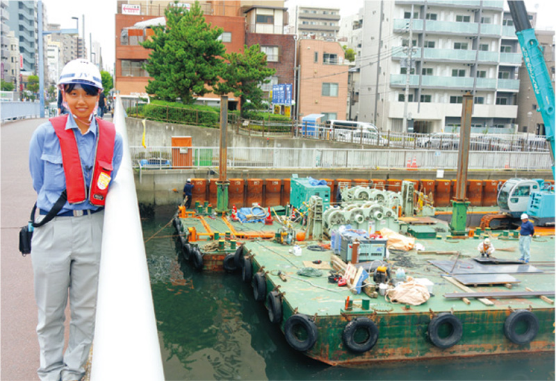 入江沙耶佳さんが担当している小名木川護岸耐震補強工事（平成30年3月に完成予定）
