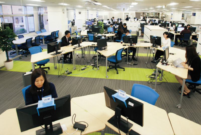 事務所内:台形型の机を様々な形に組み合わせることで、多様な席配置が可能に。