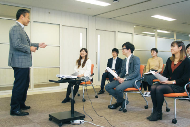 意見交換会:菅社長と社員が盛んに意見を交わす。