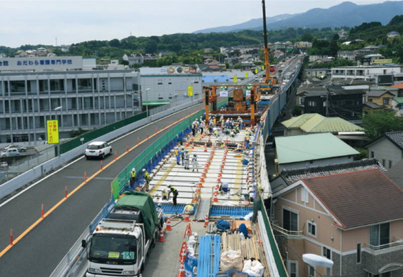 住宅地と近接する川端高架橋