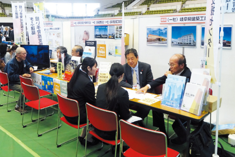 一般社団法人岐阜県建築工業会のブースに展示 学生の方々が手に取ってくれました